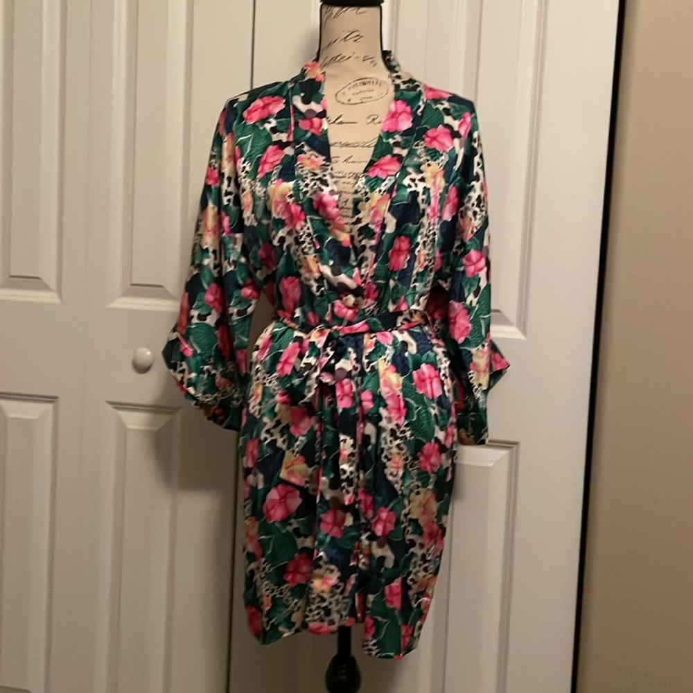 EUC Vintage Victorias Secret Gold Label 100% silk robe, floral & animal print OS